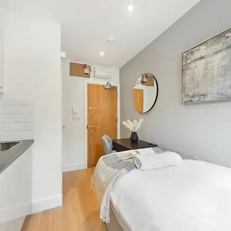 The *Best* Airbnb For Transport In London! Promise Экстерьер фото