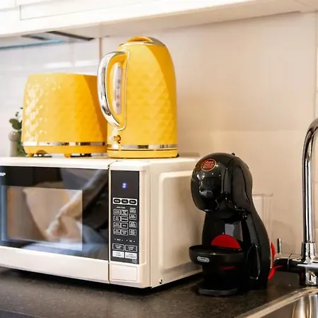 The *Best* Airbnb For Transport In London! Promise Экстерьер фото