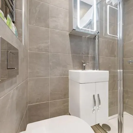 The *Best* Airbnb For Transport In London! Promise Экстерьер фото